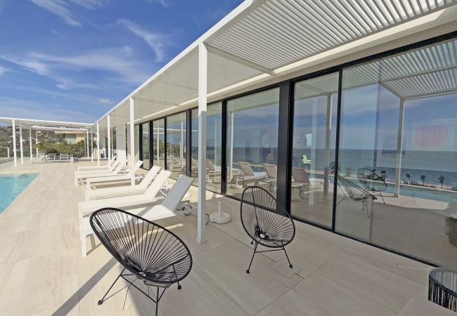 Adamar - Porche y zona de piscina