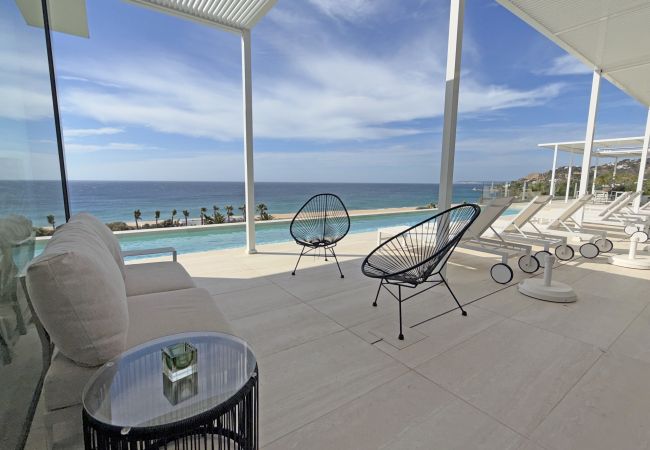 Adamar - Porche y Zona de piscina