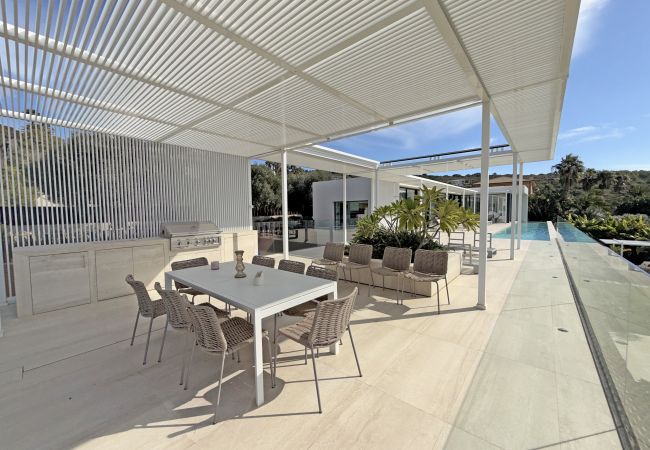 Adamar - Zona de barbacoa y piscina