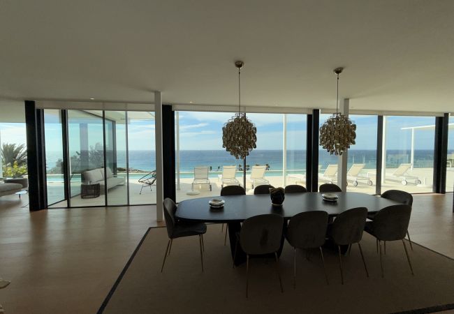 Adamar - Zona de comedor y zona de piscina