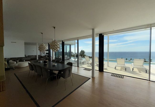 Adamar - Zona de comedor y zona de piscina