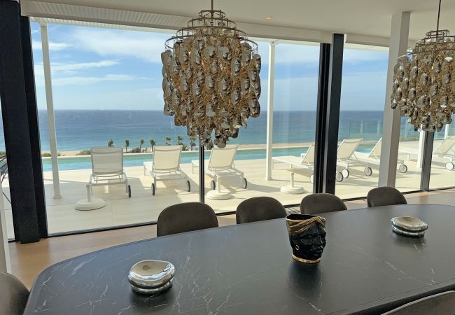 Adamar - Comedor y zona de piscina